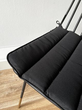 Butaca Kave Home Negra y Dorada