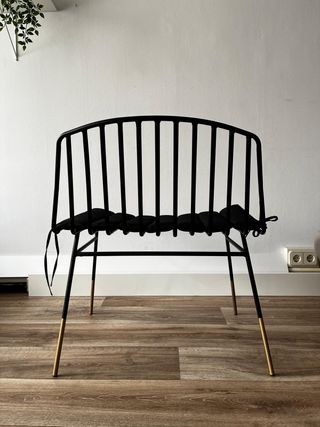 Butaca Kave Home Negra y Dorada