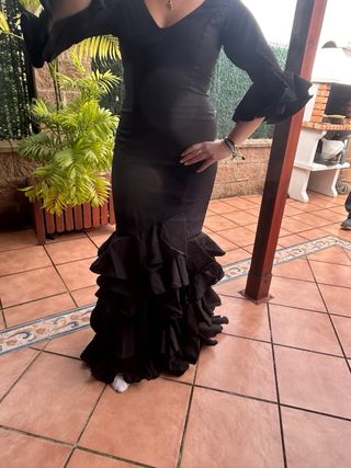 Traje de flamenca negro con volantes