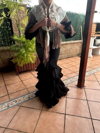 Traje de flamenca negro con volantes