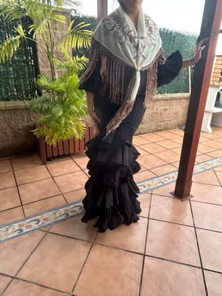 Traje de flamenca negro con volantes
