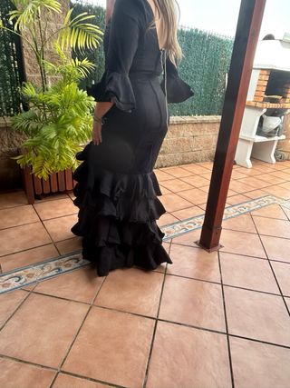 Traje de flamenca negro con volantes