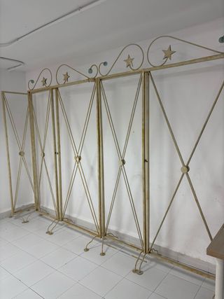 Biombo decorativo de metal con estrellas