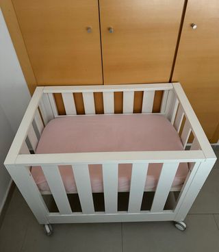 Minicuna blanca con ruedas