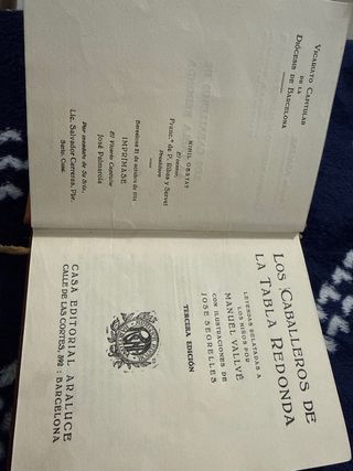 Libro antiguo Los Caballeros de la tabla redonda.