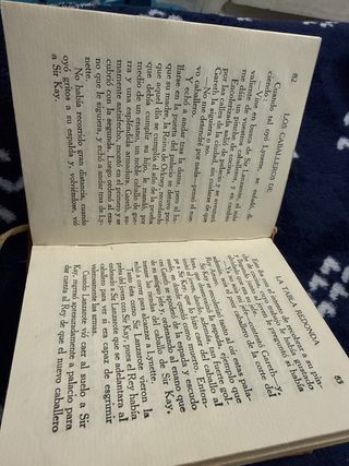 Libro antiguo Los Caballeros de la tabla redonda.