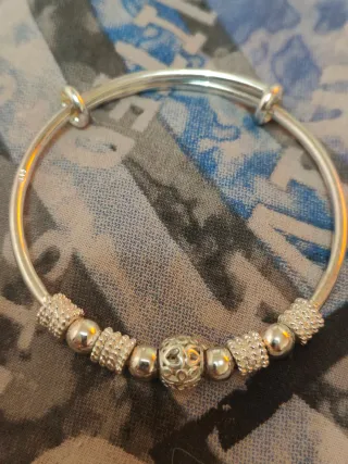 Pulsera plateada ajustable con abalorios