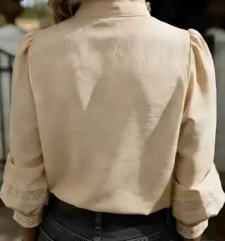 Blusa de mujer beige con encaje