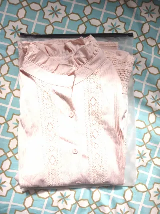 Blusa de mujer beige con encaje