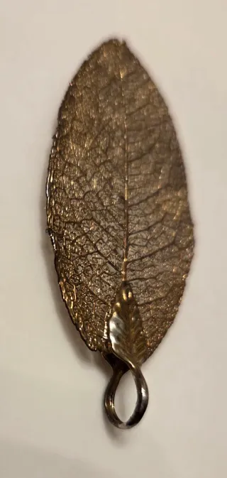 Coppia ciondoli: croce strass blu e foglia