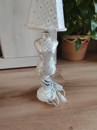 Lámpara Maniquí Mesa Tela Plateada