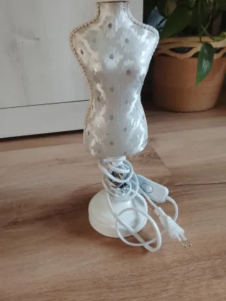 Lámpara Maniquí Mesa Tela Plateada