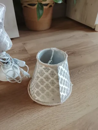 Lámpara Maniquí Mesa Tela Plateada