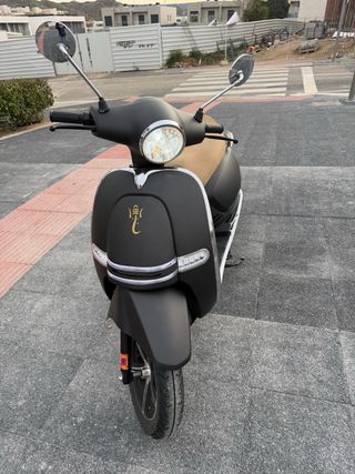 Moto Eléctrica 5000W Negra Autonomía