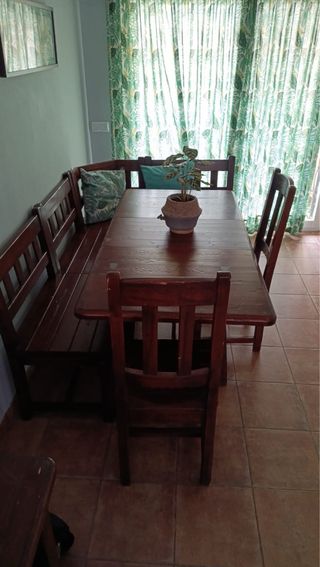 Mesa de comedor de madera oscura