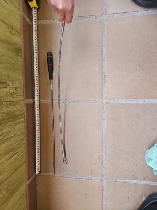 Imán y uñas para recuperar tornillos