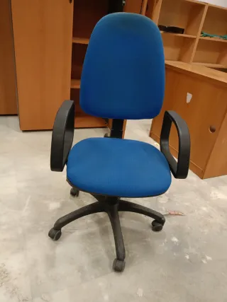 Silla de oficina azul con ruedas