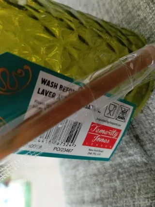 Bicchiere verde con cannuccia