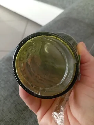 Bicchiere verde con cannuccia