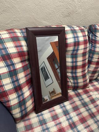 Espejo con marco de madera marrón