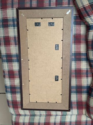 Espejo con marco de madera marrón