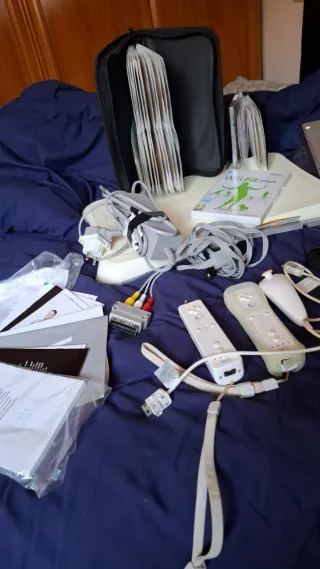 Nintendo Wii + Accesorios y Juego Wii Fit Plus