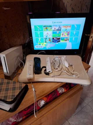 Nintendo Wii + Accesorios y Juego Wii Fit Plus
