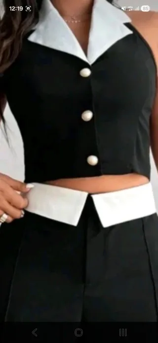 Traje de pantalón negro y blanco