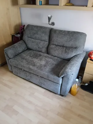 Sofá cama gris de tela