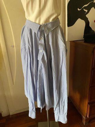 Falda hecha de camisas azules y blancas