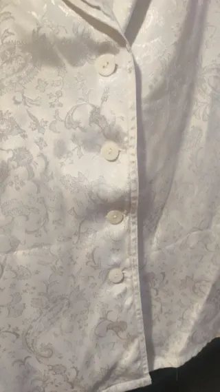 Blusa de raso blanca con estampado