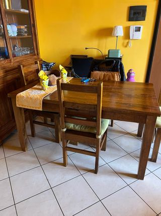 Credenza, tavolo, 4 sedie in teak massello.