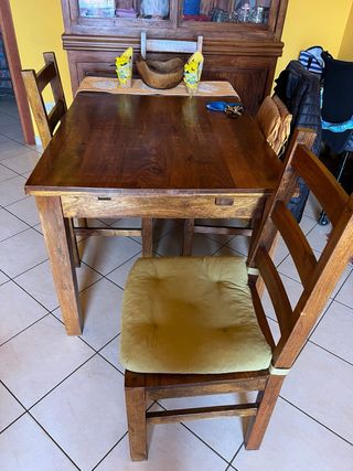 Credenza, tavolo, 4 sedie in teak massello.