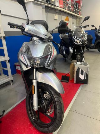 Escúter QJ MOTOR 125cc Plata y otros colores, baúl