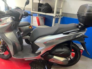 Escúter QJ MOTOR 125cc Plata y otros colores, baúl