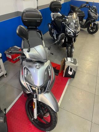 Escúter QJ MOTOR 125cc Plata y otros colores, baúl