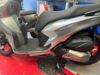 Escúter QJ MOTOR 125cc Plata y otros colores, baúl