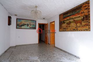 Casa adosada en venta en Avda. de Abril. - 9 de octubre en Sagunto