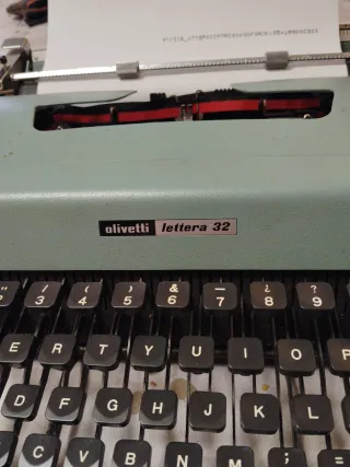 Máquina de escribir Olivetti Lettera 32