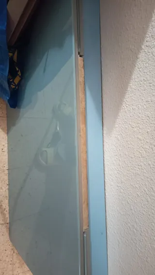 Mesa extensible cristal y metal azul,