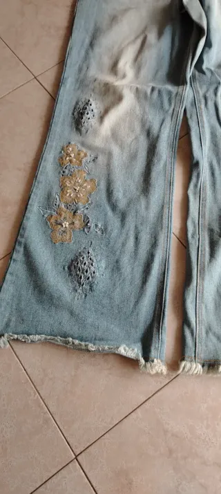 Jeans vintage con fiori e perline