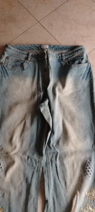Jeans vintage con fiori e perline
