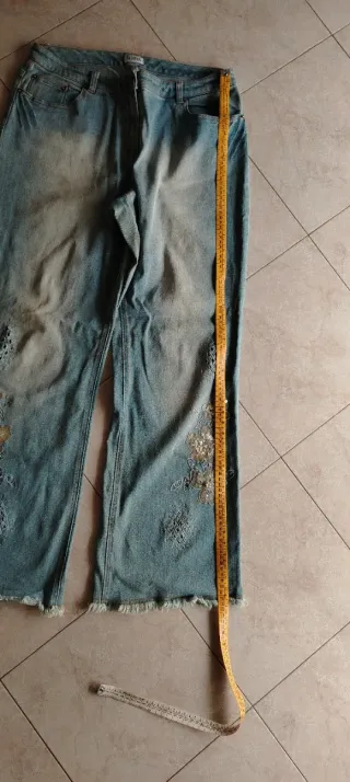 Jeans vintage con fiori e perline