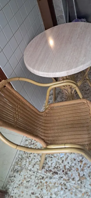 Mesa redonda y silla de ratán