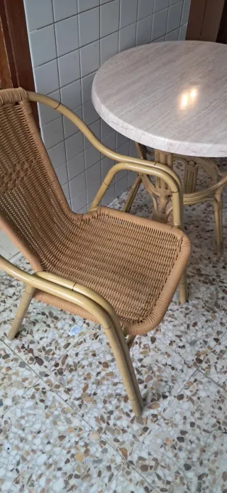 Mesa redonda y silla de ratán