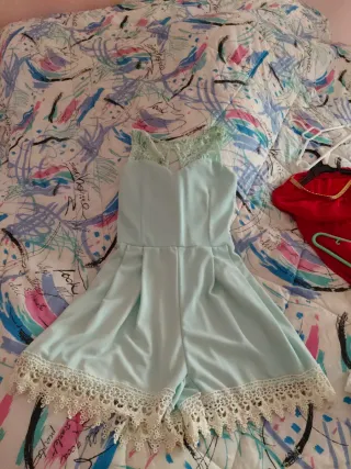 Mono corto de encaje verde menta