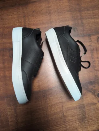 Zapatillas VEGTUS veganas negras y blancas