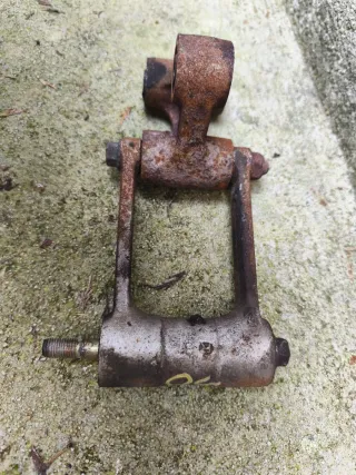 Bieleta y triangulo Africa Twin rd04