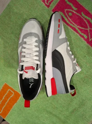 Zapatillas Puma grises y blancas