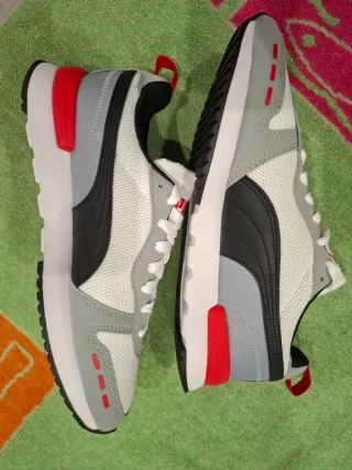 Zapatillas Puma grises y blancas